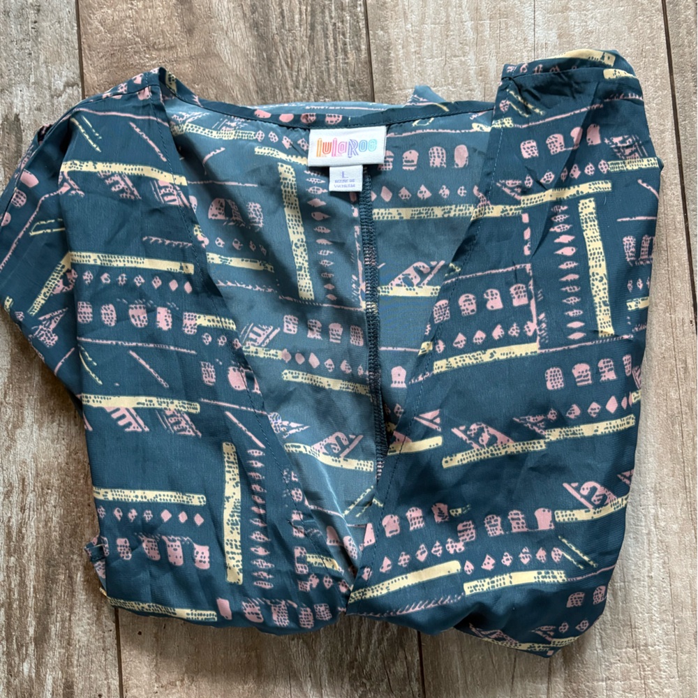 Geometric Patterned open blouse short robe short sleeve tunic style top. Sz L